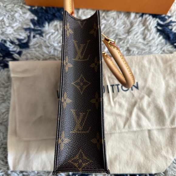 LOUIS VUITTON
Monogram Petit Sac Plat - Picture 10 of 12